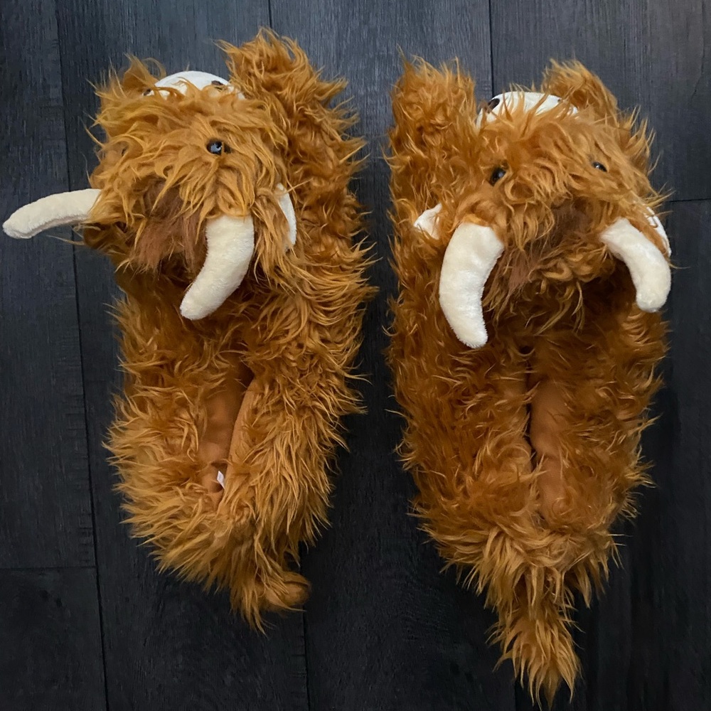 NWOT Women’s Highland Cow Slippers XL